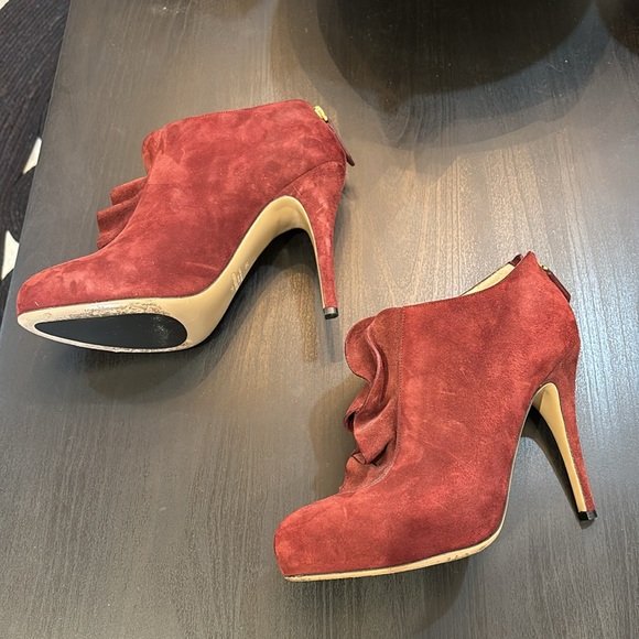 Valentino Ruffle Suede Ankle Heels Burgundy 39 - Picture 2 of 4